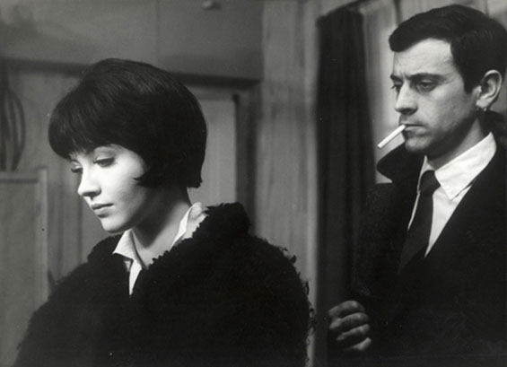 Un homme et une jeune femme. Gros plan. l'homme est déri Image noir et blanc du film de Jean-Luc Godard Vivre sa vie.L'homme fume une cigarette.